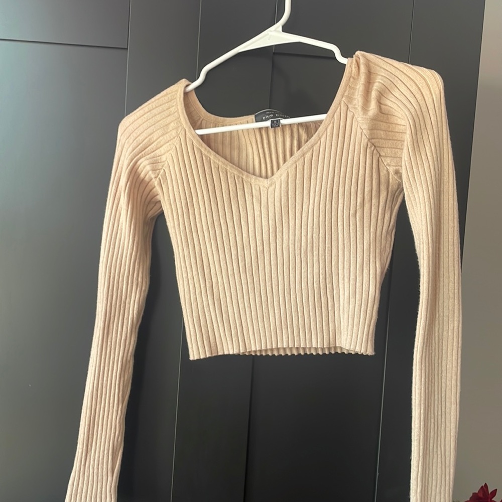 Long sleeve beige crop top. Size small. Sizing is accurate. Very comfortable.